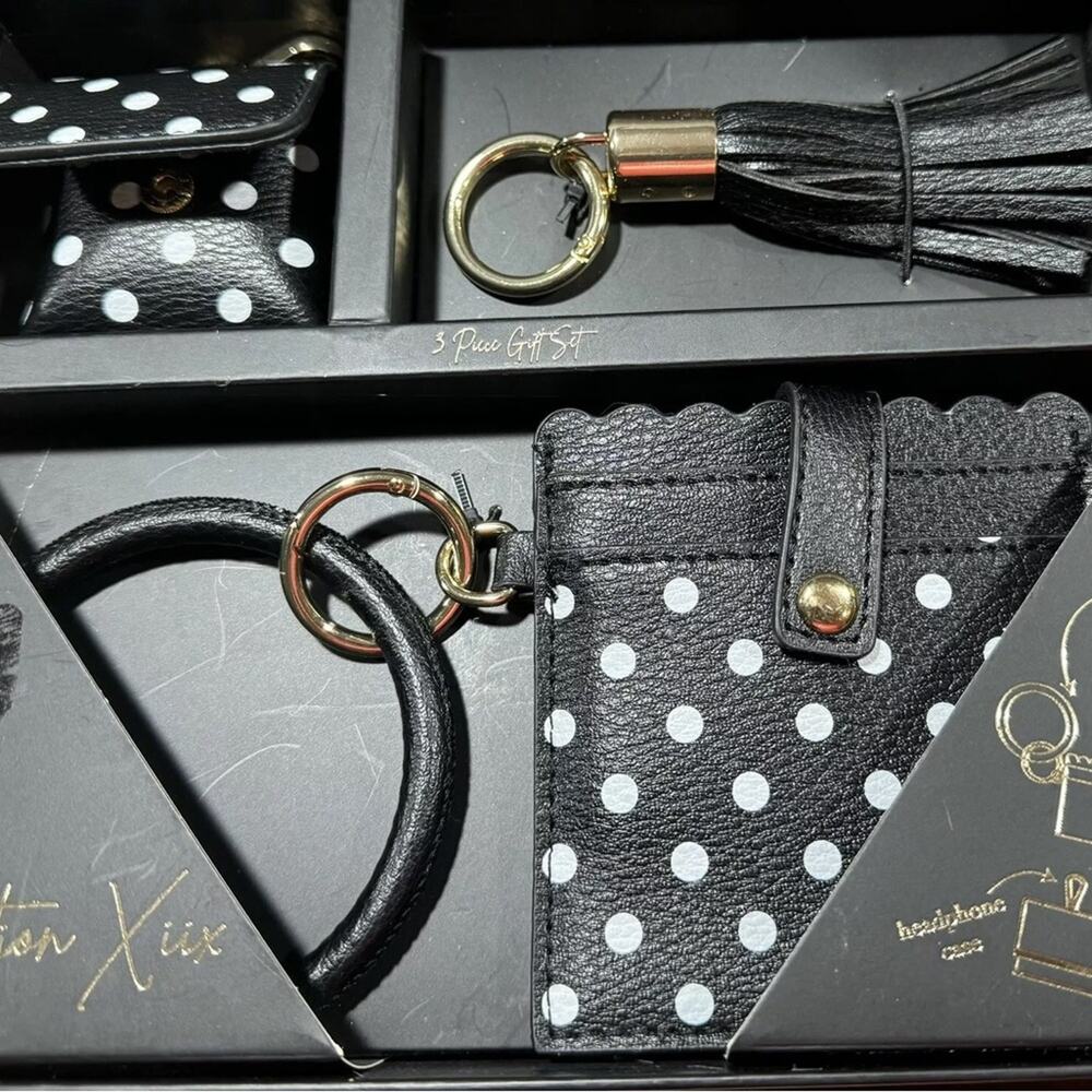 Collection Xiix travel, three-piece set.